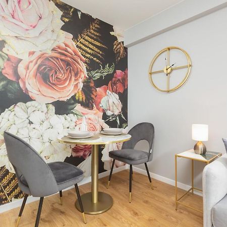 City Center Apartment Near The Vistula By Noclegi Renters Варшава Экстерьер фото
